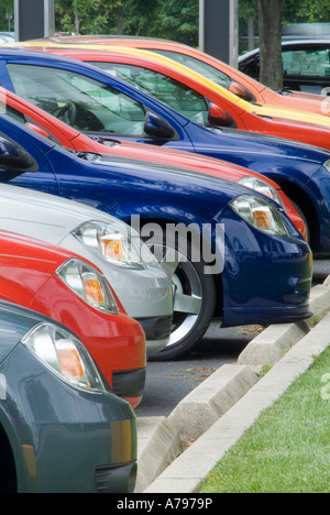 Rangées de voitures neuves à vendre à nouveau l'Agence de voiture Parking Banque D'Images