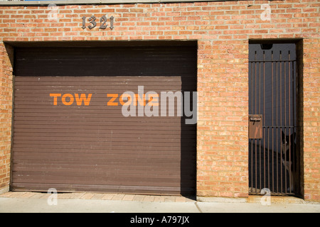 Zone de remorquage Chicago Illinois signe sur la porte de garage berger allemand assis derrière le quartier vieille ville de grille Banque D'Images