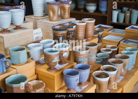 Poterie sur l'affichage à un célèbre magasin de poterie à Yamagata au Japon Banque D'Images