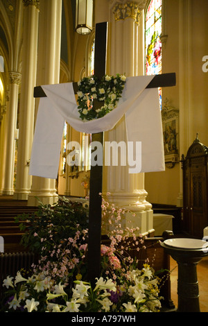 CHICAGO Illinois intérieur de l'église catholique St Michaels lys croix sainte Pâques drapé du bassin de l'eau Banque D'Images