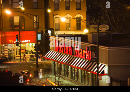 CHICAGO Illinois Marché de Boston et McDonalds restaurants sur l'Avenue du nord de nuit du quartier de la Vieille Ville Banque D'Images