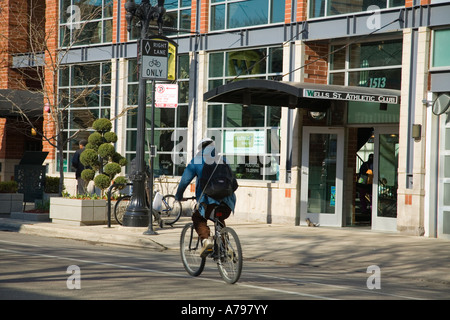 CHICAGO Illinois cycliste à Wells street bike lane sign on light poster pour bike lane quartier vieille ville Banque D'Images