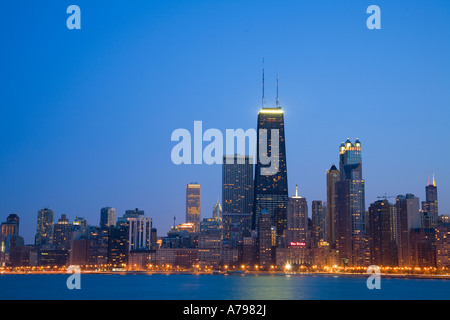 Le centre-ville de Chicago Illinois city skyline vue de North Avenue Beach Hancock building et d'autres tours Banque D'Images