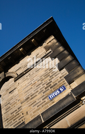 Titus rue nommée d'après Sir Titus Salt dans le village de Saltaire, qui est un site du patrimoine mondial de l'West Yorkshire Angleterre Banque D'Images