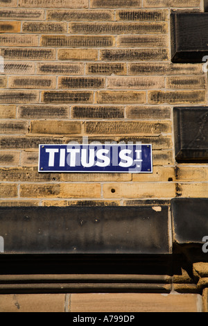 Titus rue nommée d'après Sir Titus Salt dans le village de Saltaire, qui est un site du patrimoine mondial de l'West Yorkshire Angleterre Banque D'Images