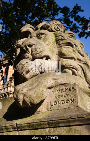 L'une des quatre Sculptures Lion près du Victoria Hall à Saltaire West Yorkshire Angleterre Banque D'Images