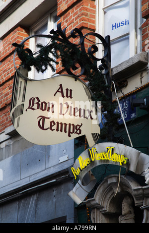 Inscrivez-vous à l'entrée de la société Au Bon Vieux Temps bar à Marche aux Herbes Bruxelles Belgique Banque D'Images