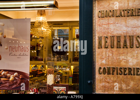 Une boutique de chocolat Neuhaus dans les galeries St Hubert à Bruxelles Banque D'Images