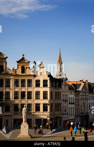 La vue depuis le Mont des Arts vers l'Hôtel de Ville de Bruxelles avec la reine Elisabeth I statue en premier plan Belgique Banque D'Images