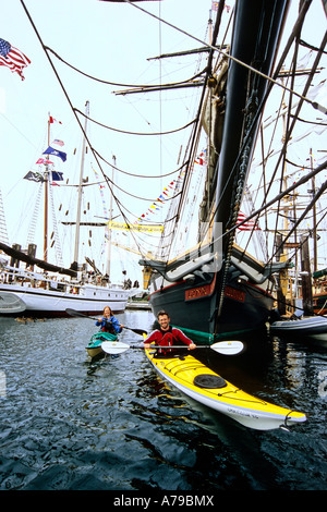 Kayak à l'assemblée annuelle de l'Tall Ships Festival dans le Port Victoria British Columbia Canada Banque D'Images