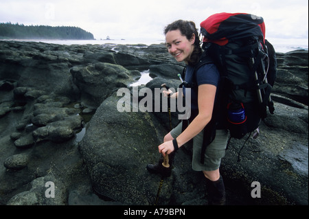 Une femme prend une pause de la randonnée le long des lits à l'étagère BC s West Coast Trail Banque D'Images