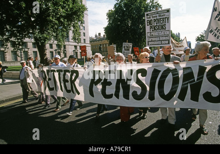 Westminster London retraités manifester contre les retraites de l'état bas à proximité de Chambres du Parlement England UK Banque D'Images