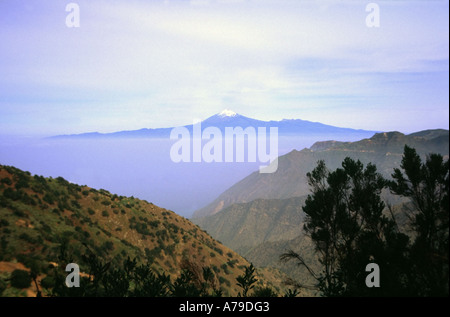 Le Mont Teide flottant dans la brume sur l'île de Tenerife vu de l'île de La Gomera Canaries Espagne Banque D'Images