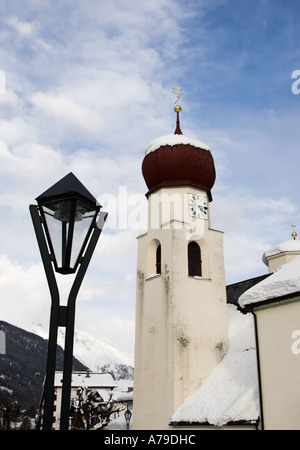 Église St Anton en hiver, St Anton am Arlberg, Tyrol, Autriche Banque D'Images