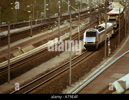 France tunnel sous la Manche eurotunnel le shuttle train de quitter channel tunnel près de Sangatte calais nord picardie Banque D'Images