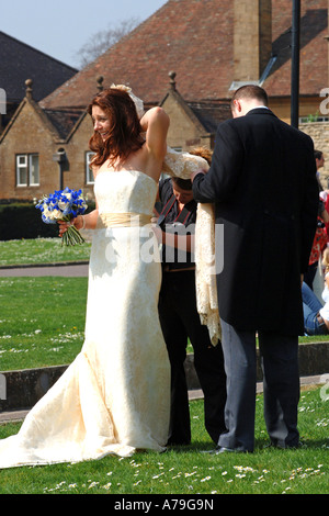 Un réglage de la photographe de mariage robe de mariage avant d'takingher photo. Banque D'Images