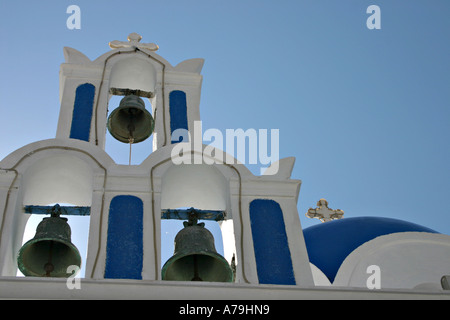 Trois cloches : Trois cloches dans une tour de l'église à côté de la croix et du plafonnier Banque D'Images