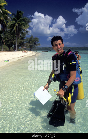 Biologiste marin, Dr Isabelle Cote la collecte de données Hoga Island Parc national marin de Wakatobi Indonésie Sulawesi aucun MR Banque D'Images