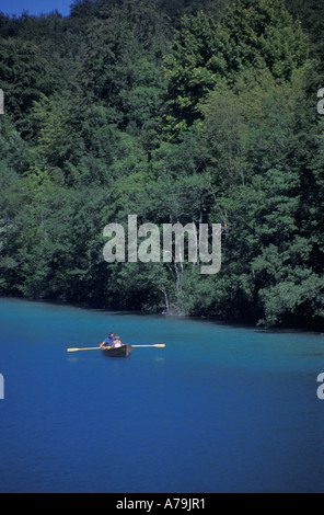Barque sur saphir eaux d'un lac d'eau douce dans le Parc National de Plitvice Croatie Banque D'Images
