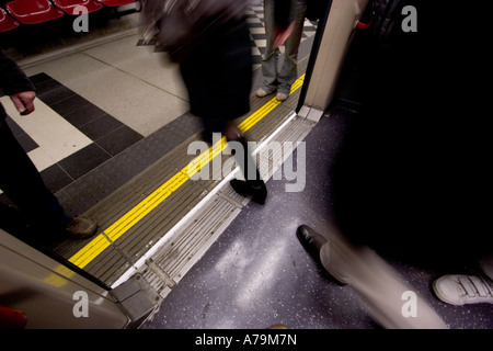 Passagers débarqués laissant train de tube sur le réseau du métro de Londres Banque D'Images