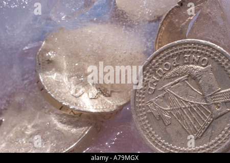 Pièces en livre sterling gelées en monnaie ICE du Royaume-Uni Banque D'Images