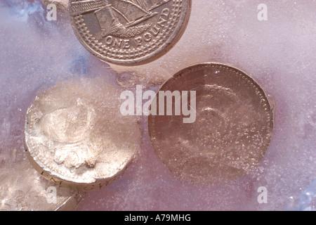 Pièces en livre sterling gelées en monnaie ICE du Royaume-Uni Banque D'Images