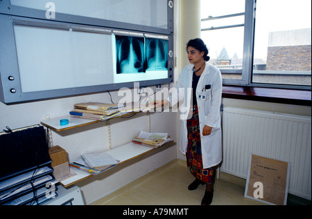 Femme Médecin sikh en Angleterre avec des rayons X Banque D'Images