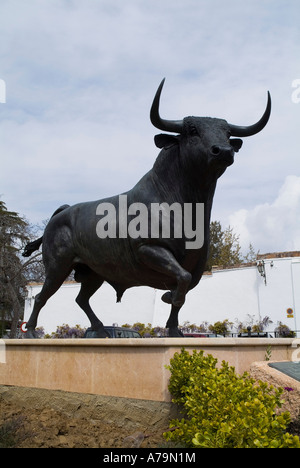 Les Arènes de Ronda Espagne dh Statue de taureau à l'extérieur du stade de la Tauromachie Banque D'Images