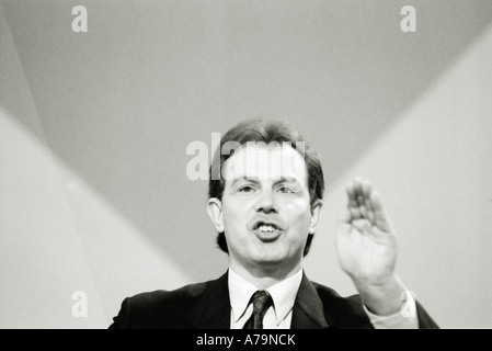 Un jeune Tony Blair parle à la Conférence du travail de Blackpool, 1992. Banque D'Images