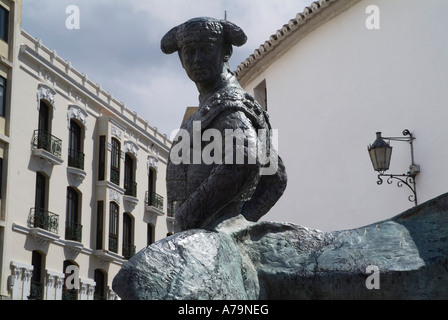 Les Arènes de Ronda ESPAGNE Statue dh à Matador Cayetano Ordonez en dehors du stade de la tauromachie Banque D'Images