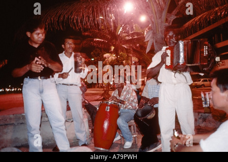 Groupe de musique jouant cumbia de nuit sur la plage de Bocagrande près de Cartagena Colombie Banque D'Images