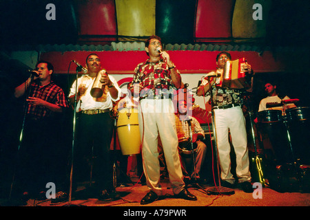 Groupe jouant de la musique colombienne cumbia dans un club à Cartagena Colombie Banque D'Images