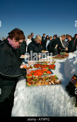 Les touristes de manger le déjeuner sur le glacier de Langjökull, Islande Banque D'Images