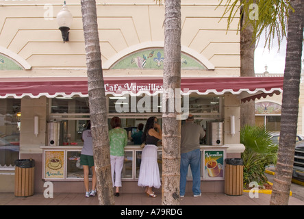 Bar Café dans le célèbre Café Versailles dans la section de Little Havana Miami Florida USA Banque D'Images