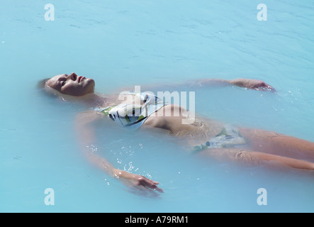 Woman at Blue Lagoon Geothermal, Hot Springs, l'Islande Banque D'Images