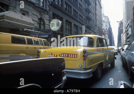 Scène de rue à New York vintage avec Taxi. New York, États-Unis Banque D'Images