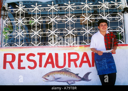 Garçon attend en face du restaurant à Playa del Carmen Mexique Modèle pas publié Banque D'Images