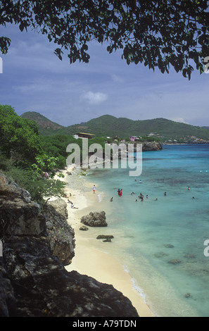 Playa Kalki est une superbe plage de sable blanc dans la zone de Westpunt, Christoffel Park est en arrière-plan. Banque D'Images