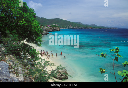 Playa Kalki est une superbe plage de sable blanc dans la zone de Westpunt, Christoffel Park est en arrière-plan Banque D'Images
