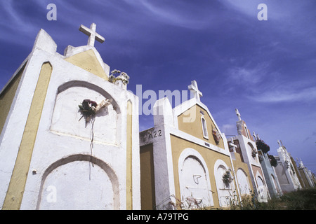 Fleurs ornent un mausolée à cimetière à Curacao Netherland Antilles Banque D'Images