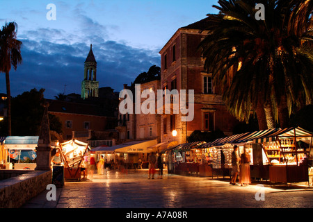 Rue principale de la ville de Hvar sur l'île de la côte dalmate de la Croatie Banque D'Images