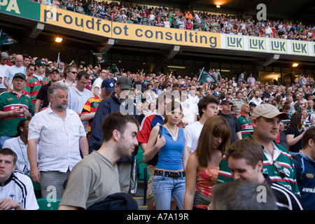 Rugby fans risquent de quitter le stade à Twickenham RFU en finale de la coupe d'EDF Energy Ospreys v Leicester Tigers 13 Avril 2007 Banque D'Images