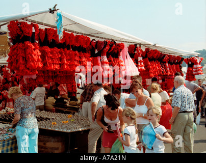 Robes de flamenco pour enfants sur un étal du marché espagnol Banque D'Images