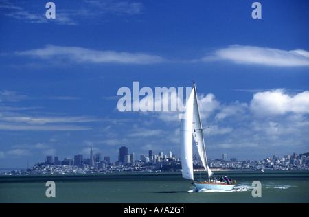 Californie voilier dans la baie de San Francisco skyline de distance en ville Banque D'Images
