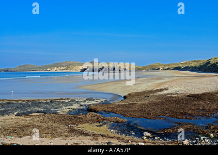 Les promeneurs sur plage de Balnakeil Bay près de Durness à Sutherland en Écosse avec Faraid Head derrière Banque D'Images