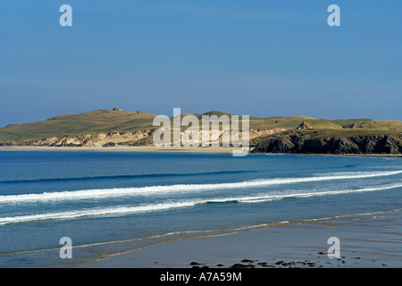 Vagues se brisant dans la baie de Balnakeil près de Durness dans les Highlands de Sutherland, en Écosse, avec Farad Head derrière Banque D'Images