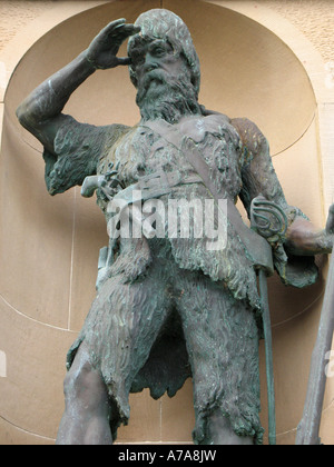 Statue d'Alexandre Selkirk (Robinson Crusoe) sur la rue principale, Largo, Fife, Scotland, UK. Banque D'Images