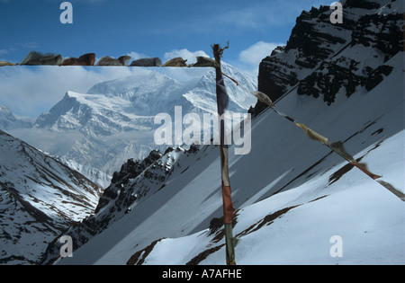 Vue sur le Annurpurna s'étend de la région de Phedi en dessous du Camp Thurong La. Pryer drapeaux flottent dans le vent froid. Banque D'Images