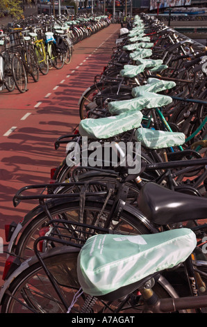 Des centaines de vélos garés dans un bike park de plusieurs étages de la gare centrale d'Amsterdam Banque D'Images
