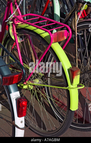 Prêt de vélos garés dans un bike park de plusieurs étages de la gare centrale d'Amsterdam Banque D'Images